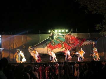 マグロ幟を背景によさこい踊り 画像:マグロ幟を背景によさこい踊り